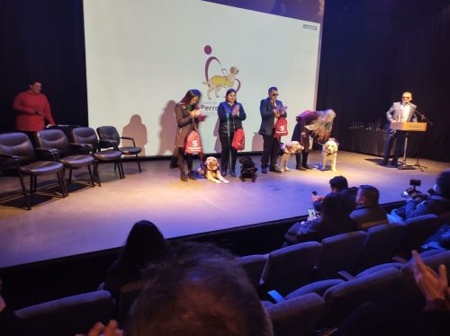 Municipalidad de Santiago firma convenio con Escuela de Perros Guía